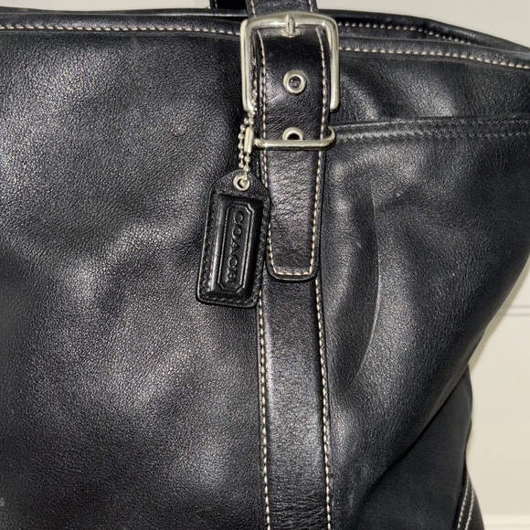 Authentic Coach leather shoulder bag. Excellent used condition! - Picture 2 of 6